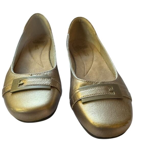 Clarks women’s gold size 10 cushion ballet flats with 1/2 inch heel, buckle toe - Picture 1 of 12